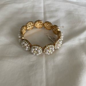 Beautiful gold bracelet with pearls, brand new!